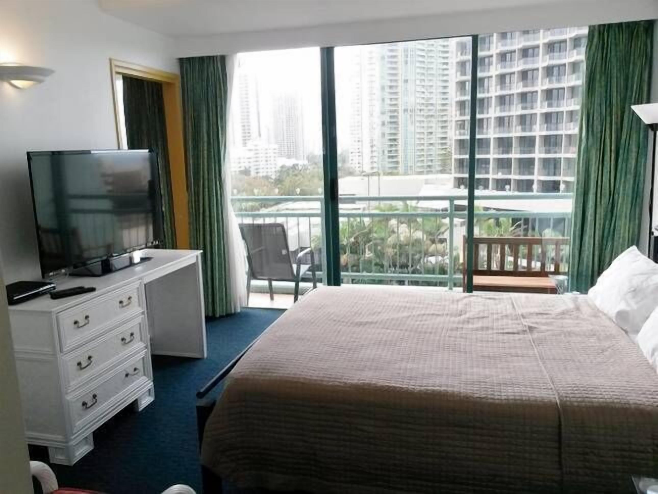 Crown Towers Resort Apartment in Surfers Paradise Very Quiet on North Side — image 16