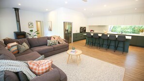 Smart TV, fireplace - MYSTIC MOUNTAIN LODGE : Bright (Bright)