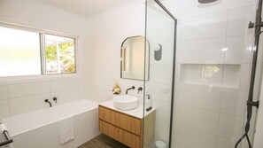 Bathtub, hair dryer, towels - MYSTIC MOUNTAIN LODGE : Bright (Bright)