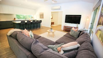 Smart TV, fireplace