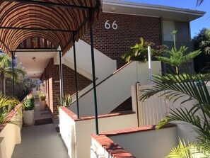 Property grounds - B3 Crawley/Nedlands Apartment 1 BRM + Sleepout - 2min walk to UWA (Crawley)