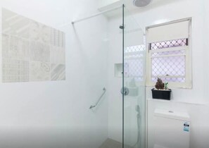 Shower, towels, soap, shampoo - B3 Crawley/Nedlands Apartment 1 BRM + Sleepout - 2min walk to UWA (Crawley)