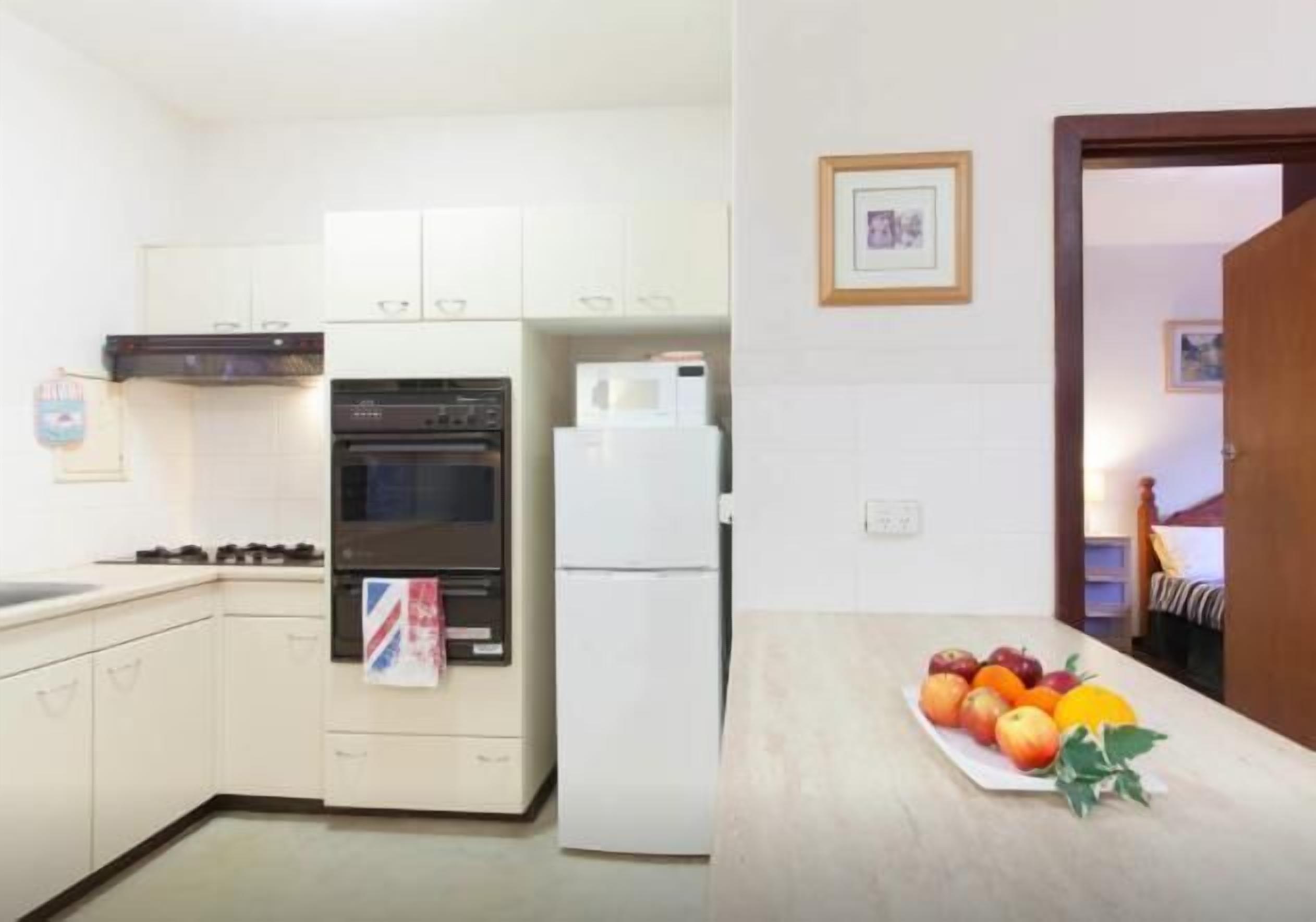 Kühlschrank, Mikrowelle, Ofen, Wasserkocher