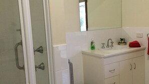 Dusche, kostenlose Toilettenartikel, Haartrockner, Handtücher