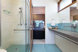 Regadera, amenidades de baño ecológicas, secadora de cabello, toallas 