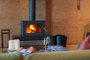 Interior - Noosa Luxury Lakehouse 3 bedroom  - lake front decks, double spas, wood fire (Sunshine Coast)