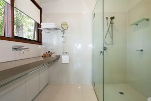 Shower, eco-friendly toiletries, hair dryer, towels - Noosa Luxury Lakehouse 3 bedroom  - lake front decks, double spas, wood fire (Sunshine Coast)