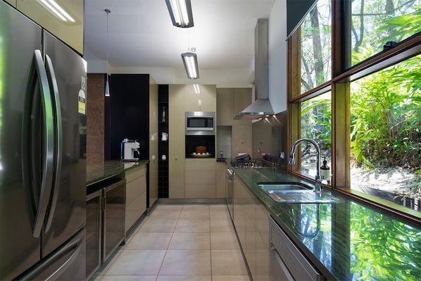 Geladeira, micro-ondas, fogão, cooktop