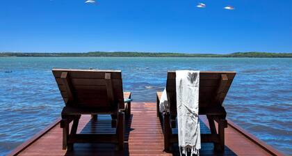 3 Bedroom Luxury Lakehouse - Stunning 3 bedroom Lakefront house with double spas