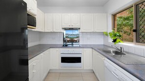 Een magnetron, een oven, een kookplaat, een vaatwasser