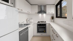 Refrigerador con congelador, microondas, horno y parrilla de estufa