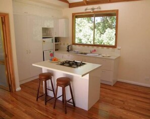 Fridge, oven, electric kettle, toaster - Charlotte's Country Cottage (Bellingen)