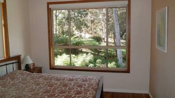 1 habitación, tabla de planchar con plancha y ropa de cama