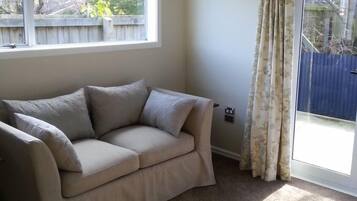 Una televisión, un reproductor estéreo