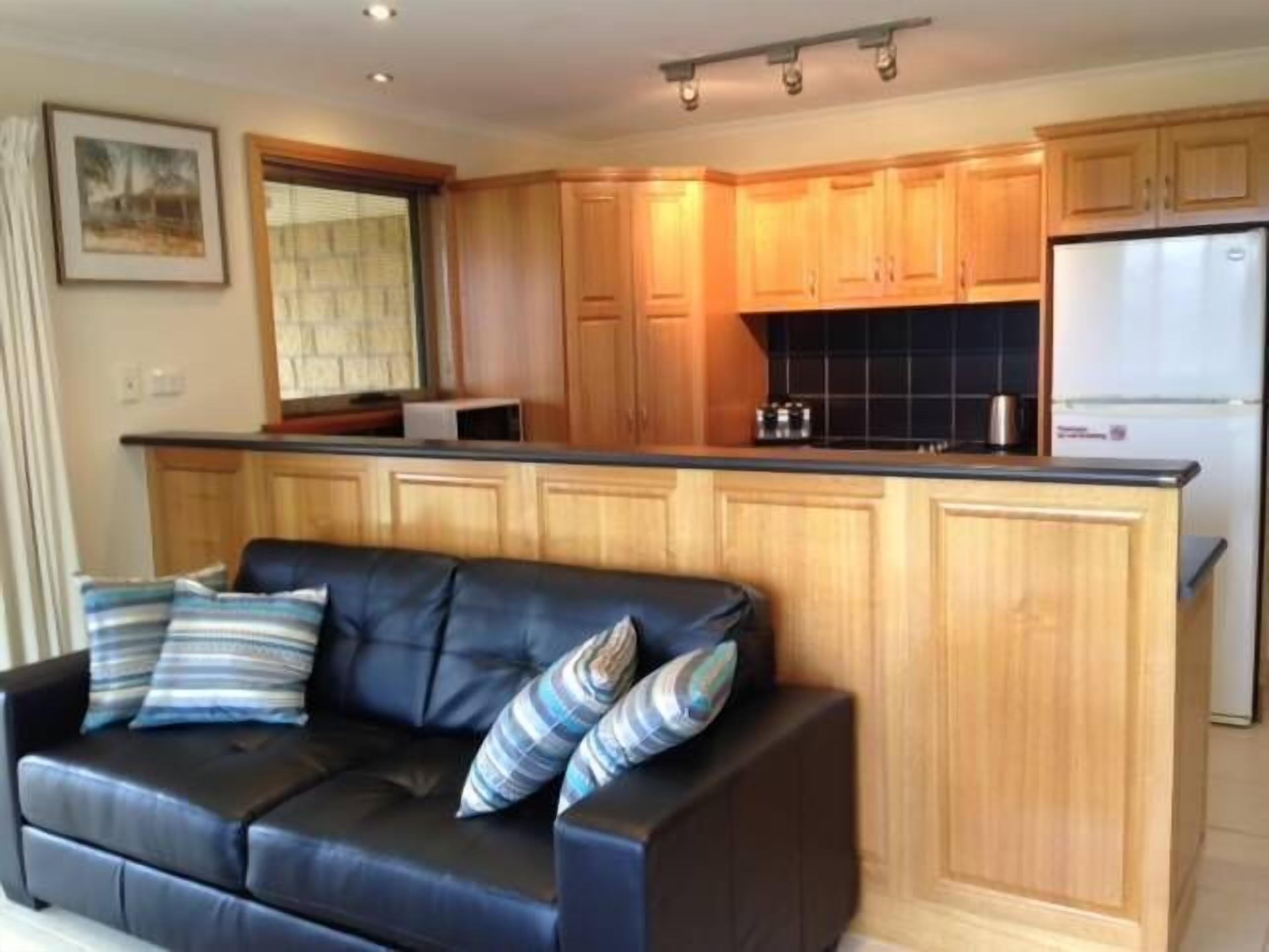 The Villa on Pine Tree Avenue — image 10