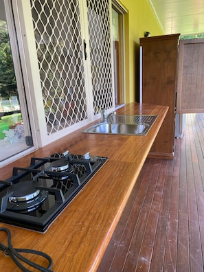 Frigorífico, microondas, placa de cocina y cafetera o tetera
