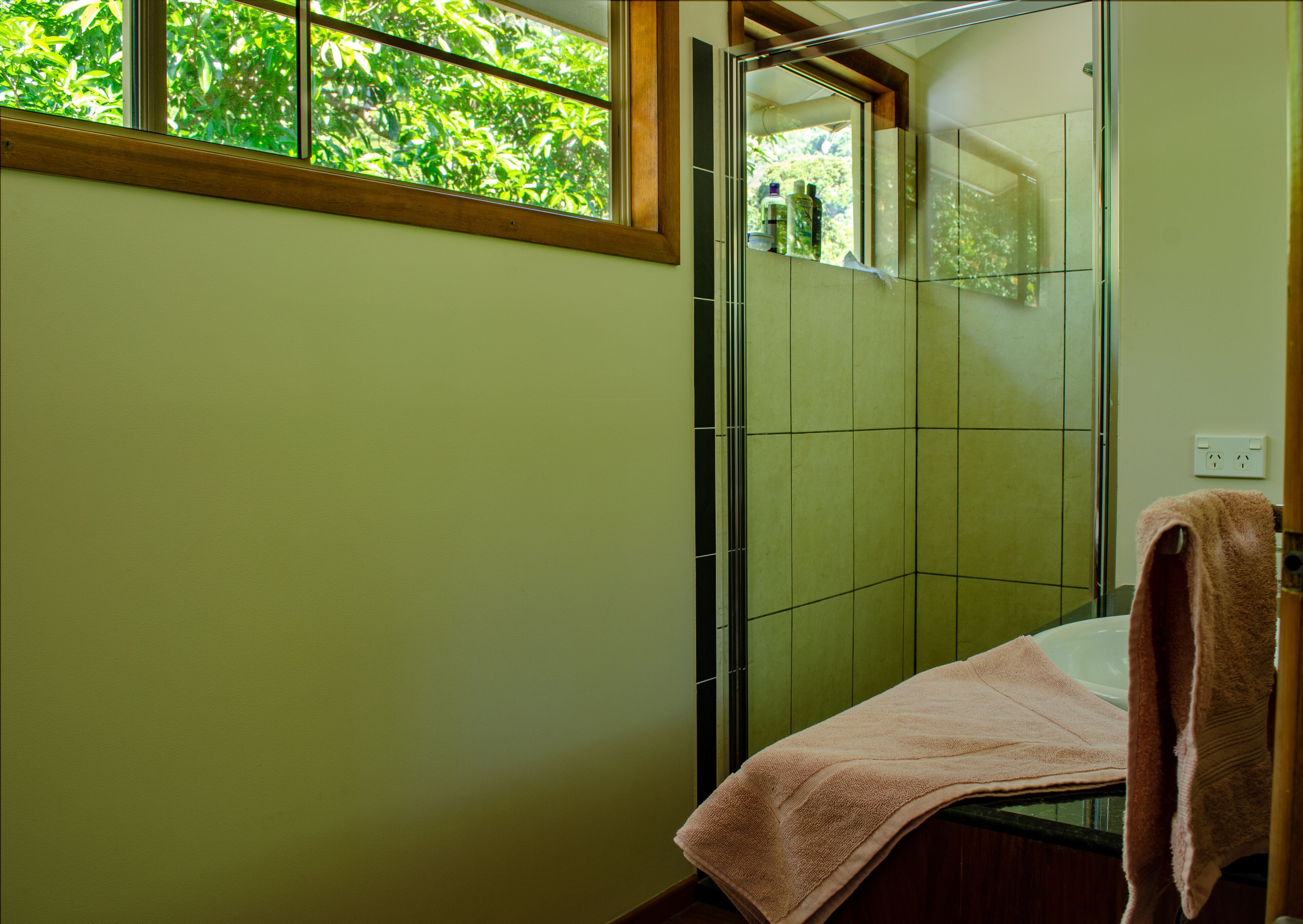 Cairns PET FRIENDL THE HOMESTEAD: Redlynch Pet fees apply Kitchenette YES — image 4