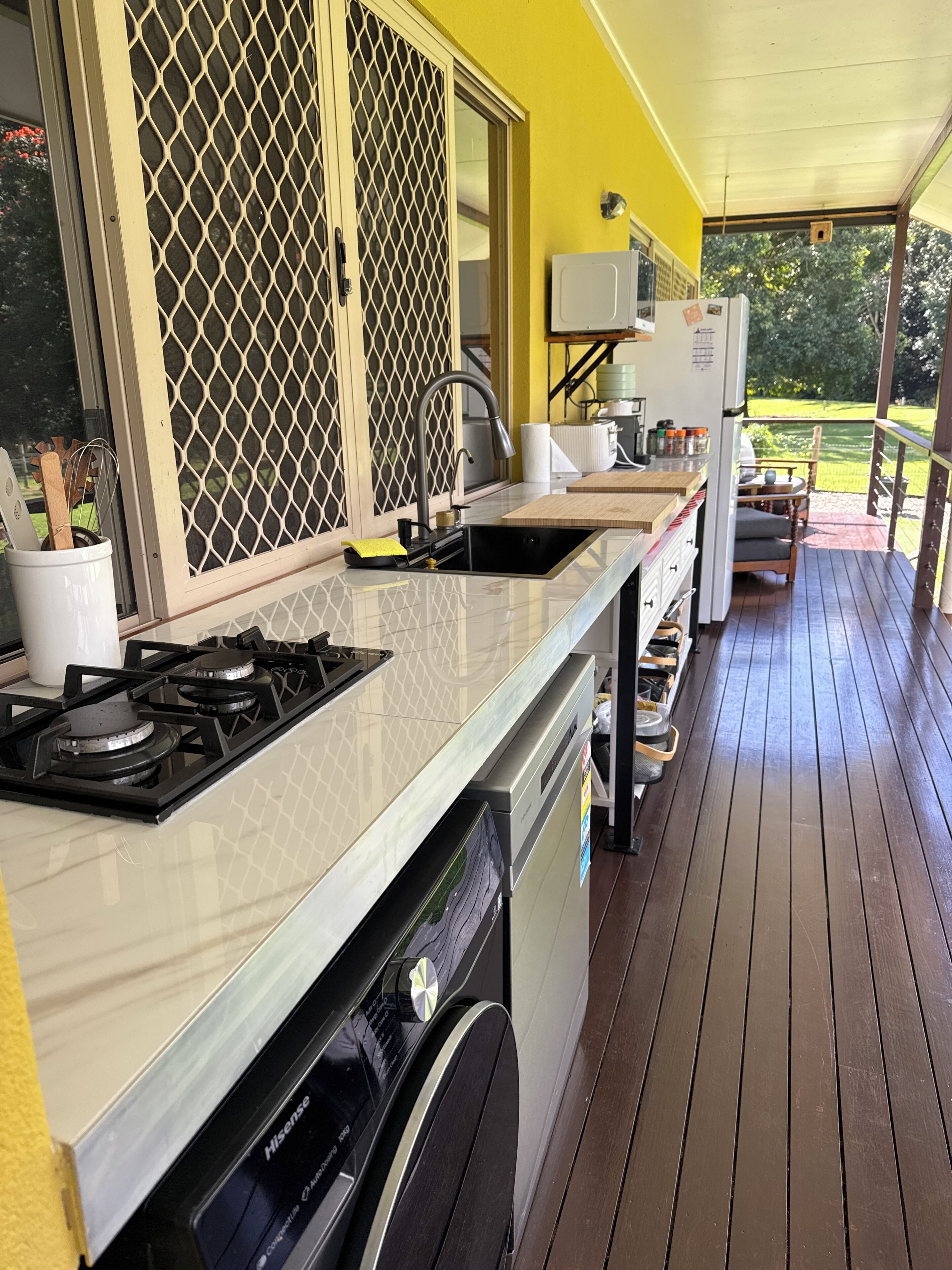 Coffee/tea maker, fridge, microwave, stovetop