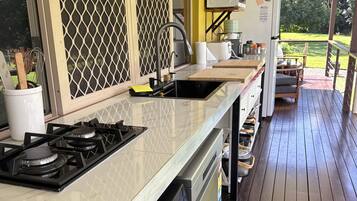 Coffee/tea maker, fridge, microwave, stovetop
