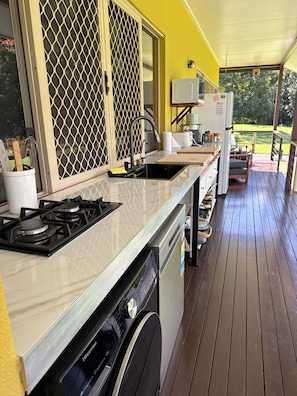 Cafeteira/chaleira, geladeira, micro-ondas, cooktop