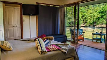 2 bedrooms, iron/ironing board, free WiFi, bed sheets