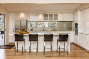 Fridge, microwave, oven, stovetop - Vintners - modern, 2bdrm wings, 3 acres nature setting (Quindalup)