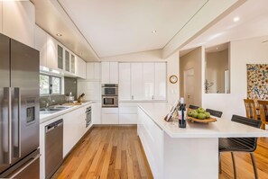 Kjøleskap, mikrobølgeovn, ovn og kokeplater