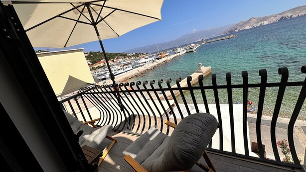 A balcony with a view of a coastal area, including a pier and boats. - Beachfront, free wi-fi, A/C, free parking (Baška)
