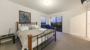 7 chambres, fer et planche à repasser, Wi-Fi, draps fournis