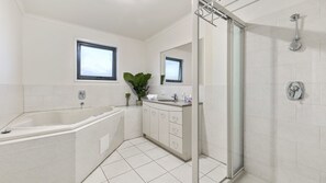 Douche, baignoire à jets, sèche-cheveux, serviettes fournies