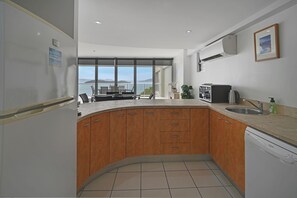 Fridge, microwave, oven, dishwasher - Ocean View Villa - 02  (Hamilton Island)