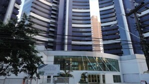 Un edificio moderno con fachada curva y varios balcones.