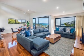 Living area - Pinnacle 9, Seaview Apartment on Hamilton Island (Hamilton Island)