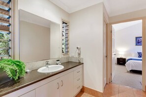 Douche, sèche-cheveux, serviettes fournies