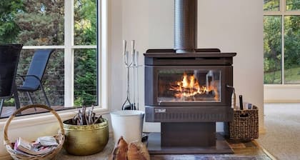 Chalet forestier de luxe privé avec spa, vue verdoyante et feu de bois