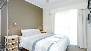 3 dormitorios, tabla de planchar con plancha, ropa de cama