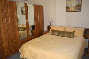 4 bedrooms, desk, iron/ironing board, bed sheets