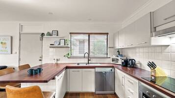 Micro-ondes, four, plaque de cuisson, cafetiĂšre/bouilloire