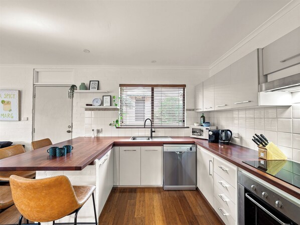 Micro-ondes, four, plaque de cuisson, cafetière/bouilloire