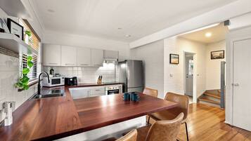 Mikrowelle, Ofen, Herdplatte, Wasserkocher mit Kaffee-/Teezubehör