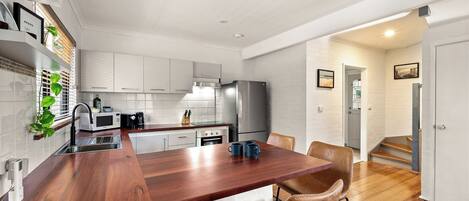 Mikrowelle, Ofen, Herdplatte, Wasserkocher mit Kaffee-/Teezubehör