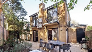 A modern house with a patio, a large bathtub, and outdoor furniture. - Cosy Corner | Margaret River (Margaret River)
