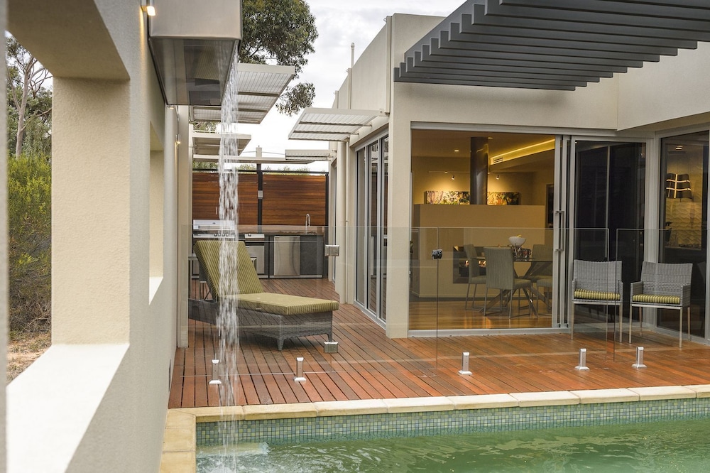 The Frames 'Pastiche' Luxury Retreat overlooking River Murray private Pool, Spa
