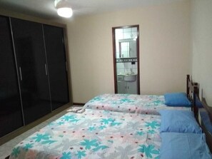 2 bedrooms, free WiFi, wheelchair access - Furnished apartment on Itaúna beach, a popular spot for international surfing. (Saquarema)