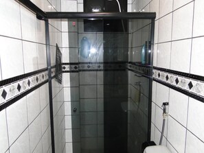 Regadera y papel de baño 