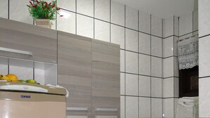 A kitchen with a refrigerator, a sink, and a countertop. - Furnished apartment on Itaúna beach, a popular spot for international surfing. (Saquarema)
