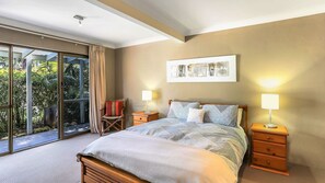 4 habitaciones, tabla de planchar con plancha, internet y ropa de cama 