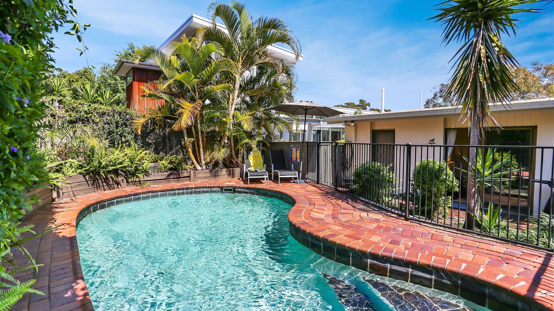 Noosa Rest - Walk to Hastings Street & Main Beach — image 2