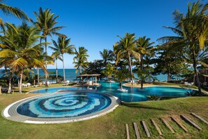 Hồ bơi trong nhà, hồ bơi ngoài trời, ghế dài tắm nắng