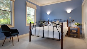 3 bedrooms, iron/ironing board, bed sheets